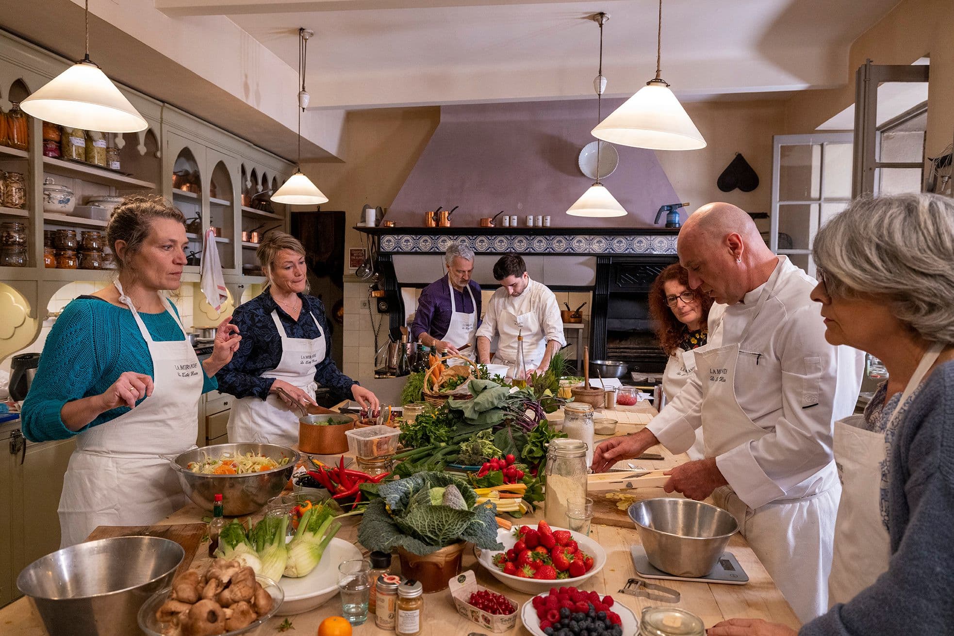 Cours de cuisine dans la cuisine du restaurant © La Mirande