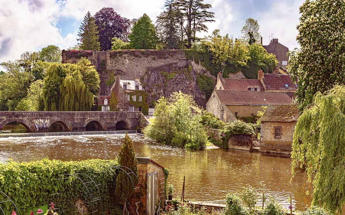 Le village de Fresnay-sur-Sarthe.