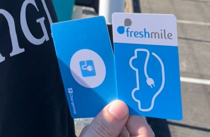 Les badges Chargemap et Freshmile © Roole