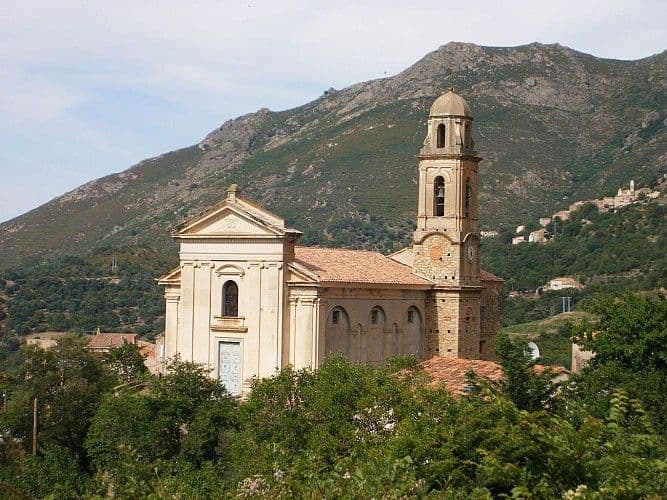 L'église de Feliceto, adossée à la montagne corse. ©Office de tourisme de l'Ile Rousse