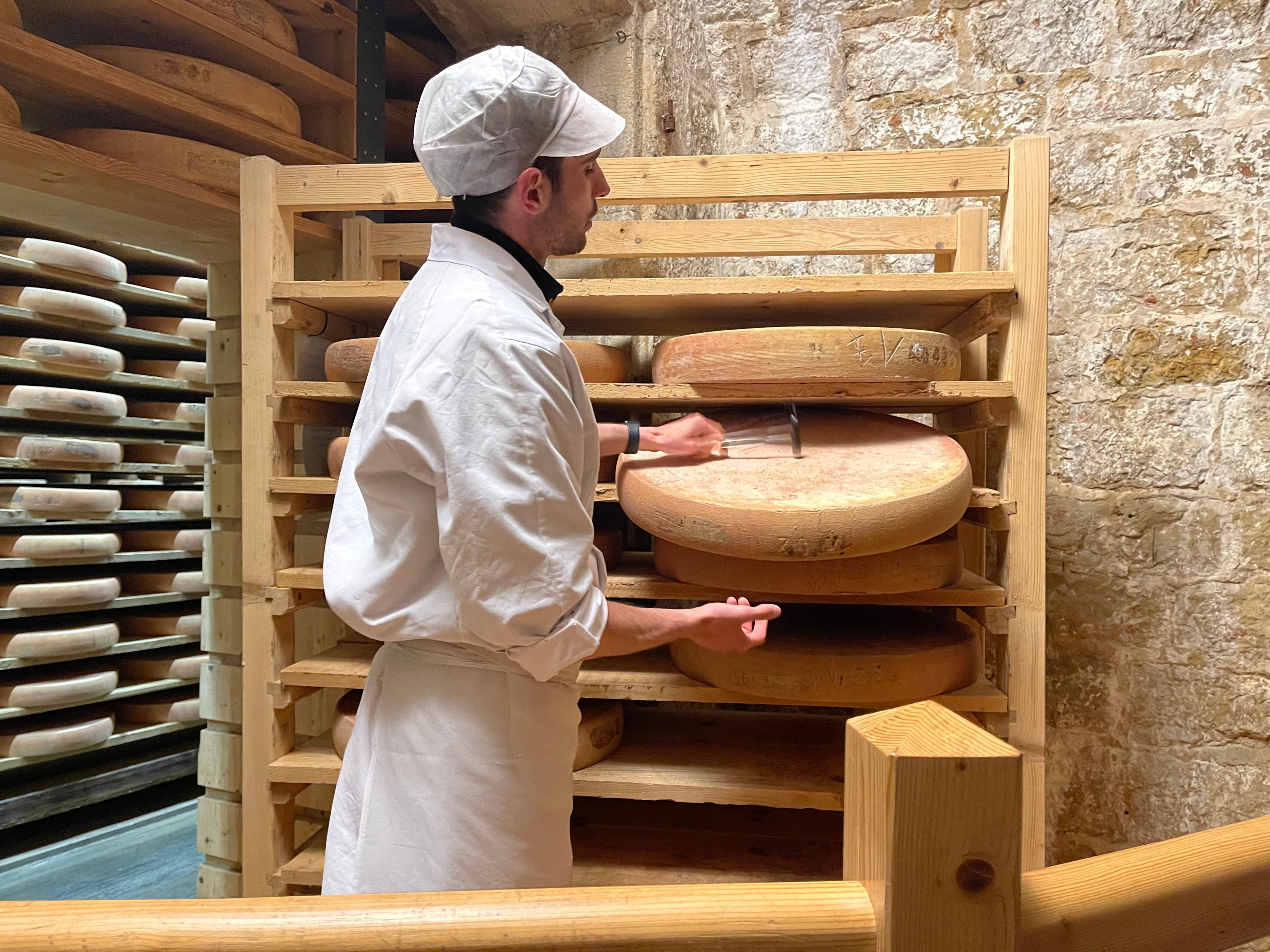 Un tour au Fort de Saint-Antoine pour tester les fromages de Marcel Petite. ©Roole