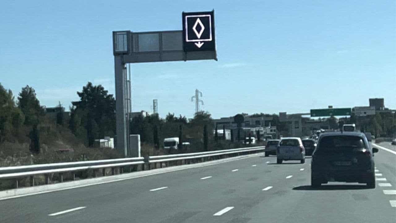 Voie réservée au covoiturage signalée par un losange lumineux.