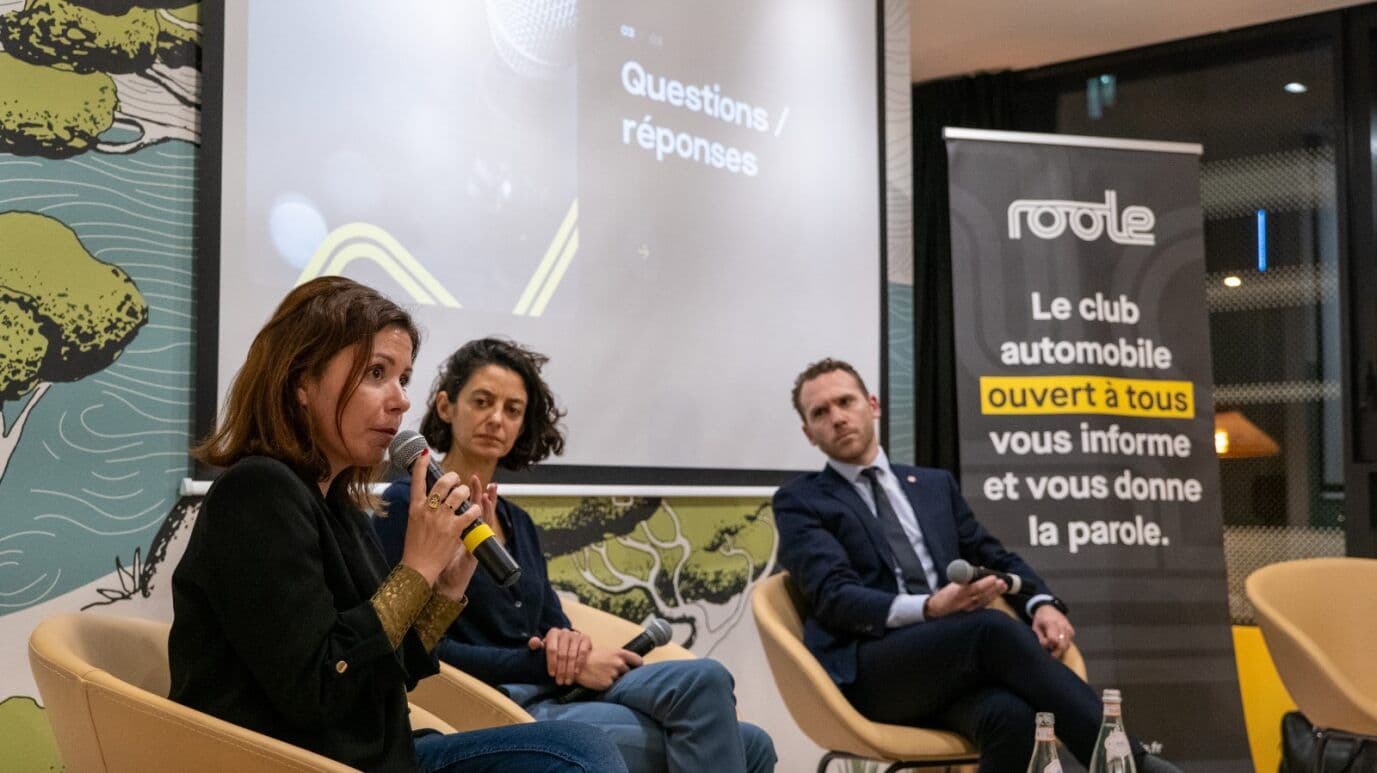 Audrey Gatian, Claire Pitollat et Jean-Marc Zulesi ont échangé pendant plus d'une heure avec les automobilistes des Bouches-du-Rhône.  ©Roole