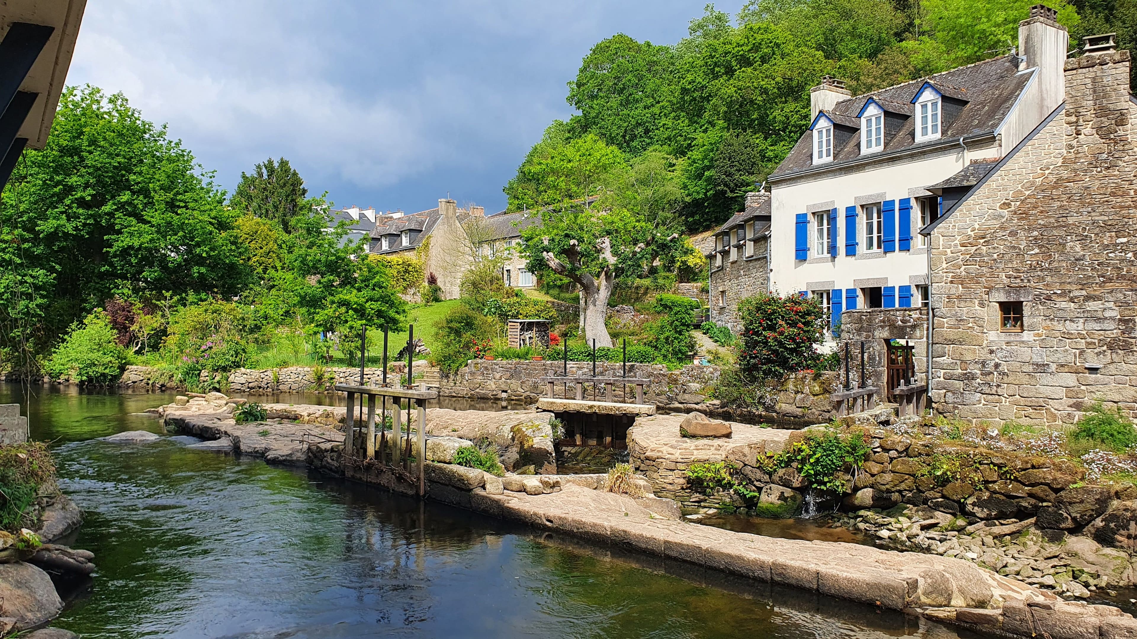 Le village de Pont-Aven, traversé par l'Aven. ©Roole