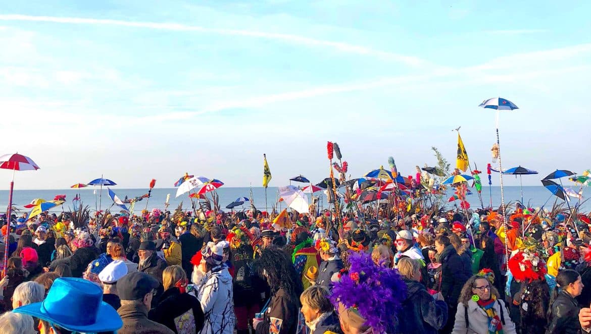 Le carnaval des Gigolos et Gigolettes sur la place de Malo-les-Bains.