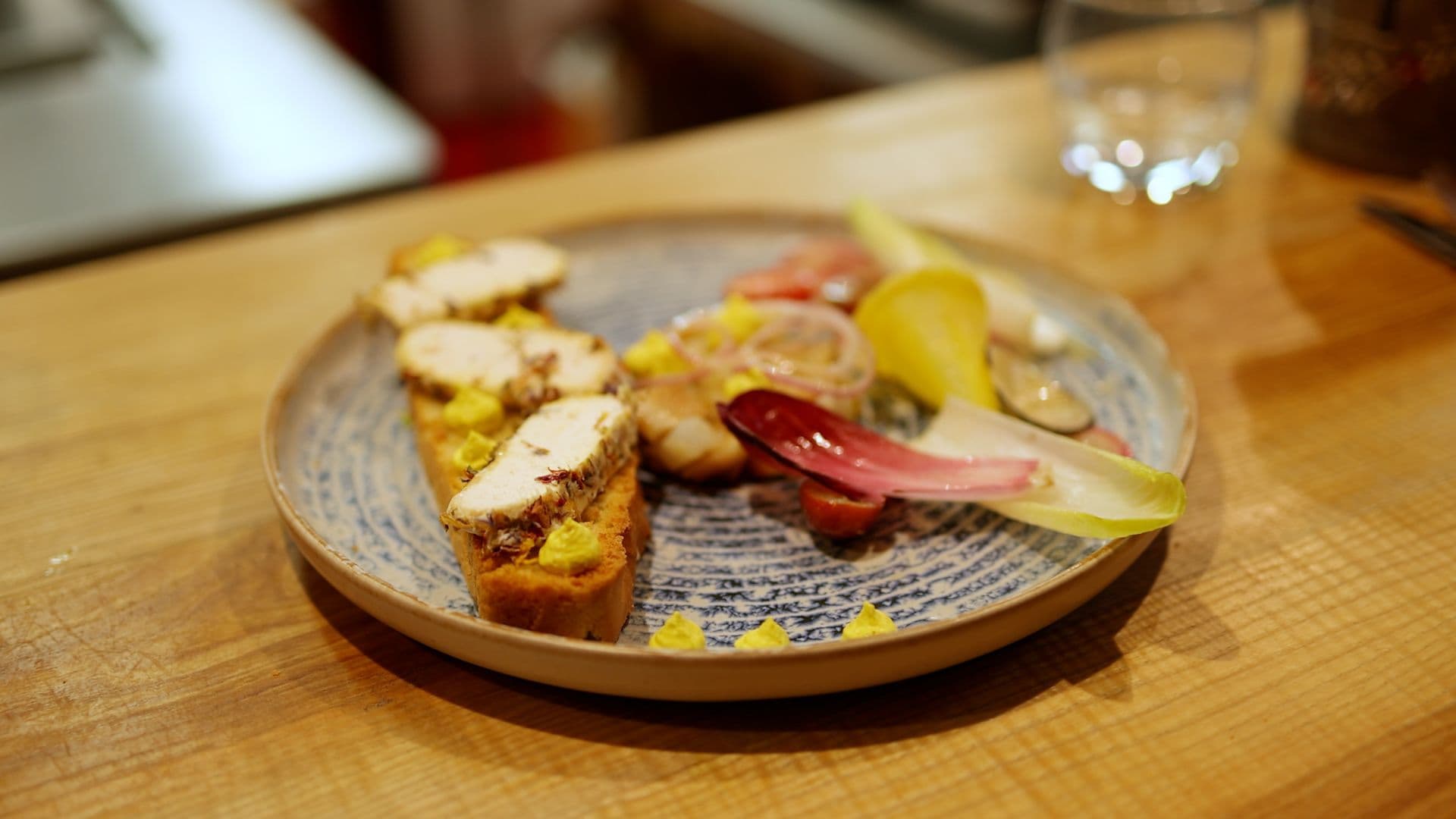 Le chèvre frais au curry et sa focaccia du restaurant La Chamade. ©Roole