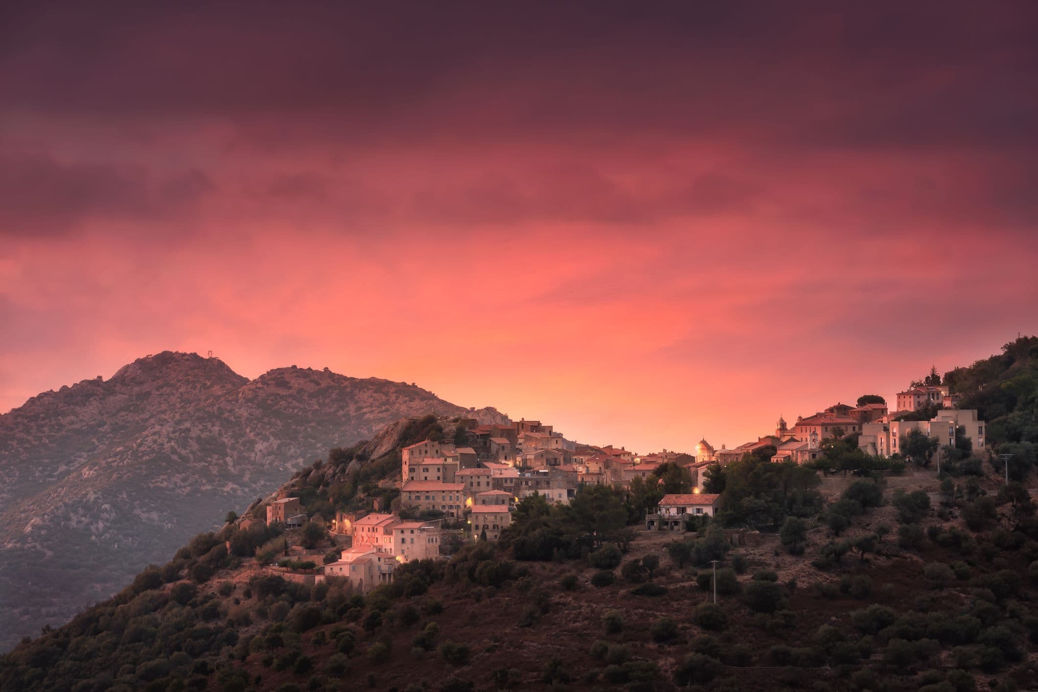 Coucher de soleil sur Belgodère. ©joningall