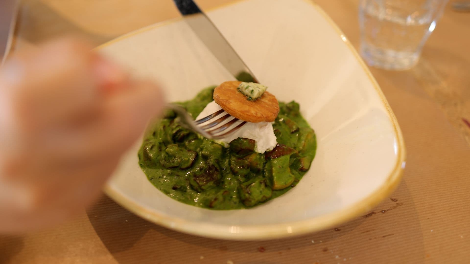 Les escargots et oeuf poché du restaurant Là Haut sur la Colline.