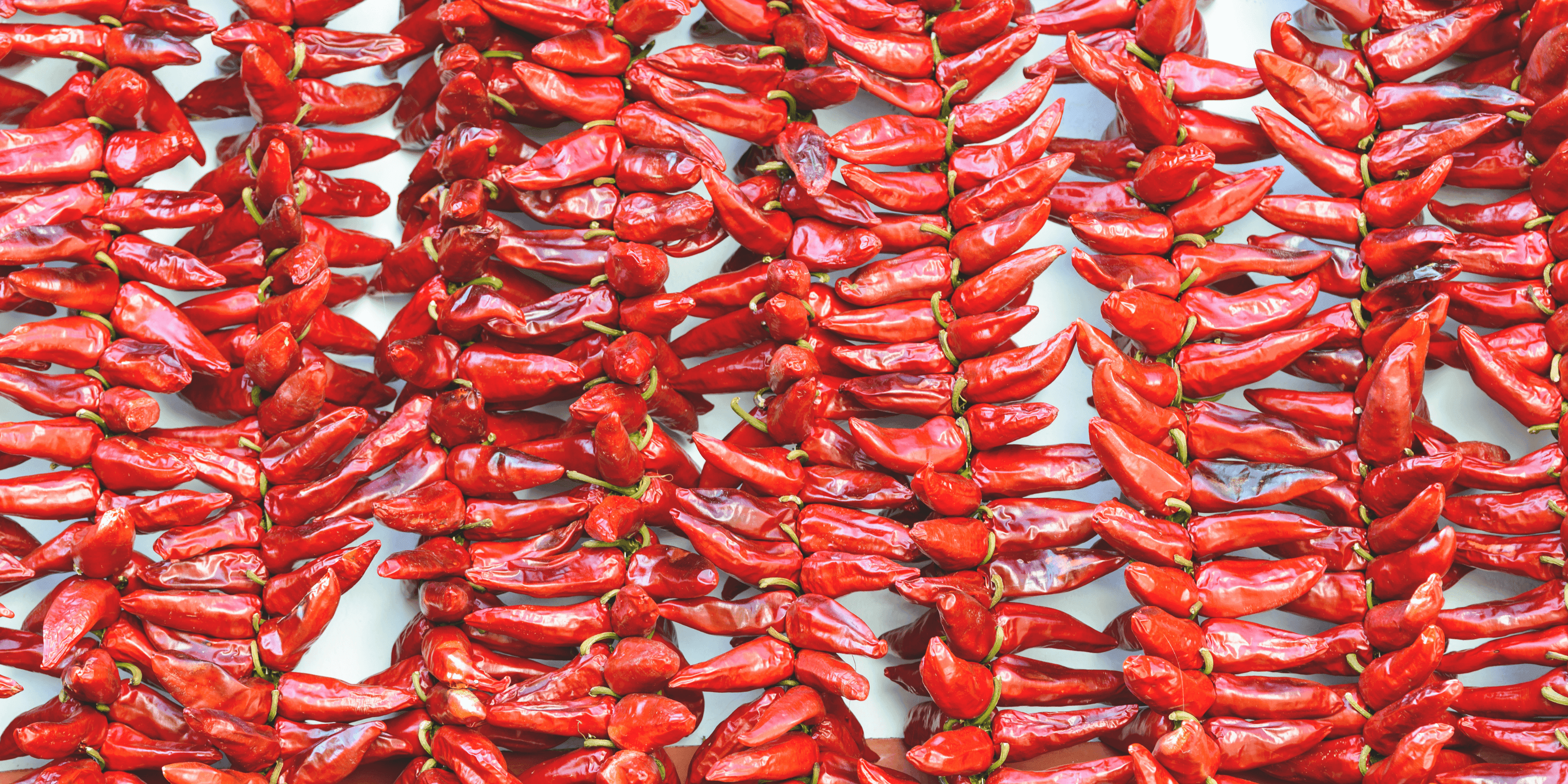 Le piment d'Espelette en guirlandes, qui orne les maisons locales.