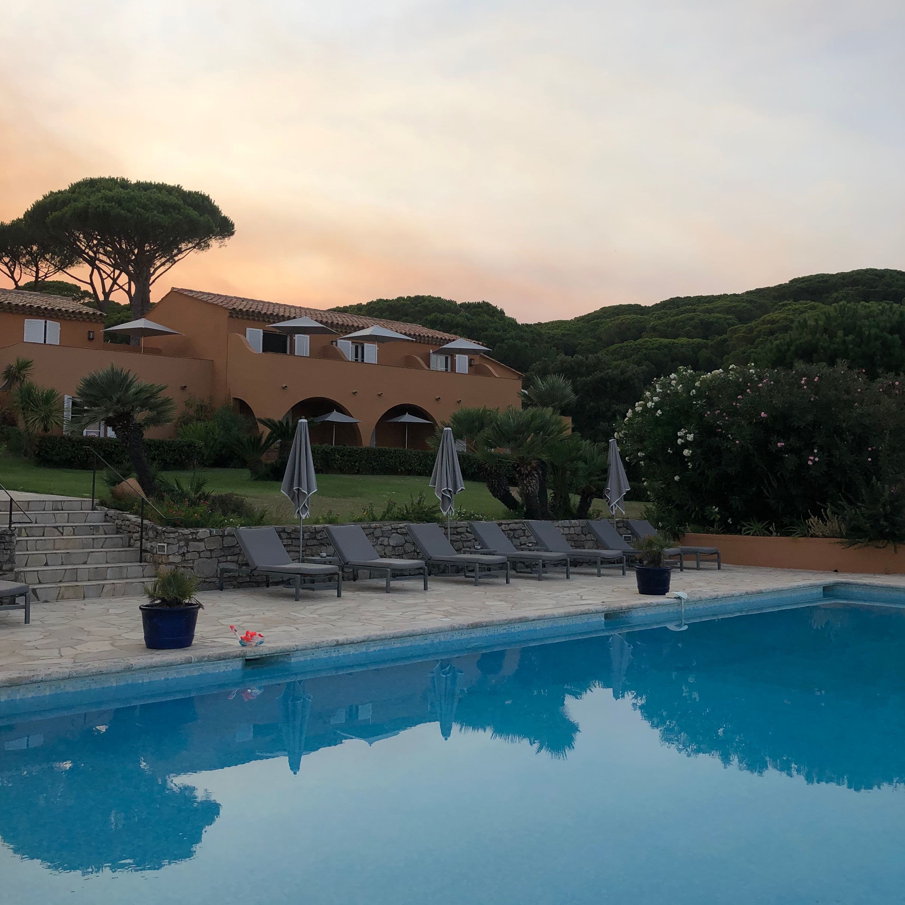 L'hôtel Les Bouis avec vue sur la Méditerranée depuis la piscine.