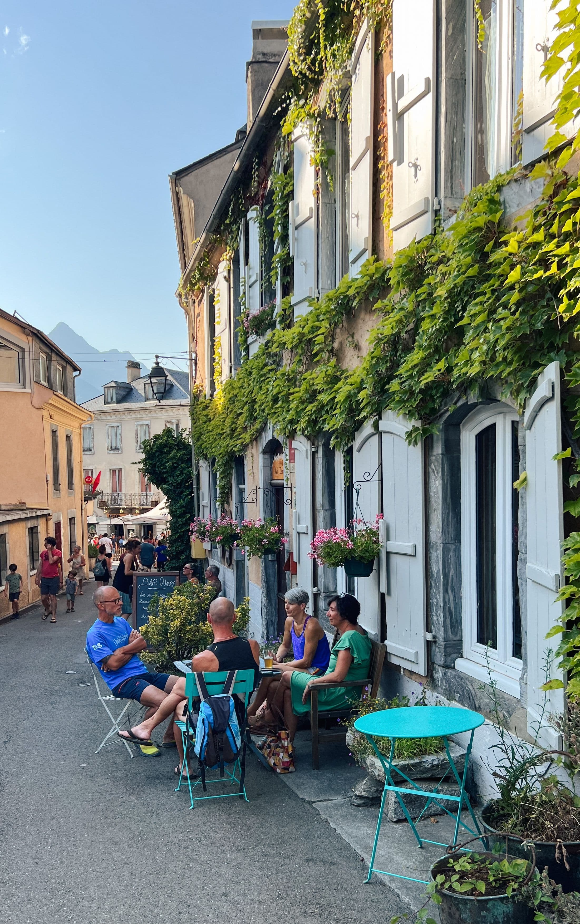 Les ruelles de Luz-Saint-Sauveur en été.