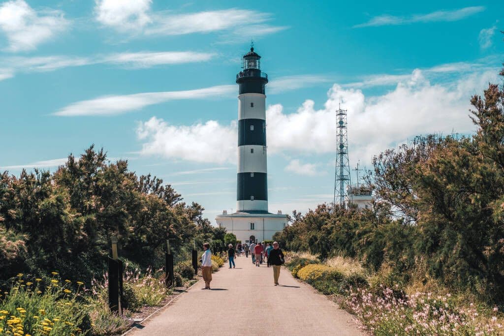 L'inimitable phare de chassiron, peint de noir et de blanc. ©Teddy Verneuil