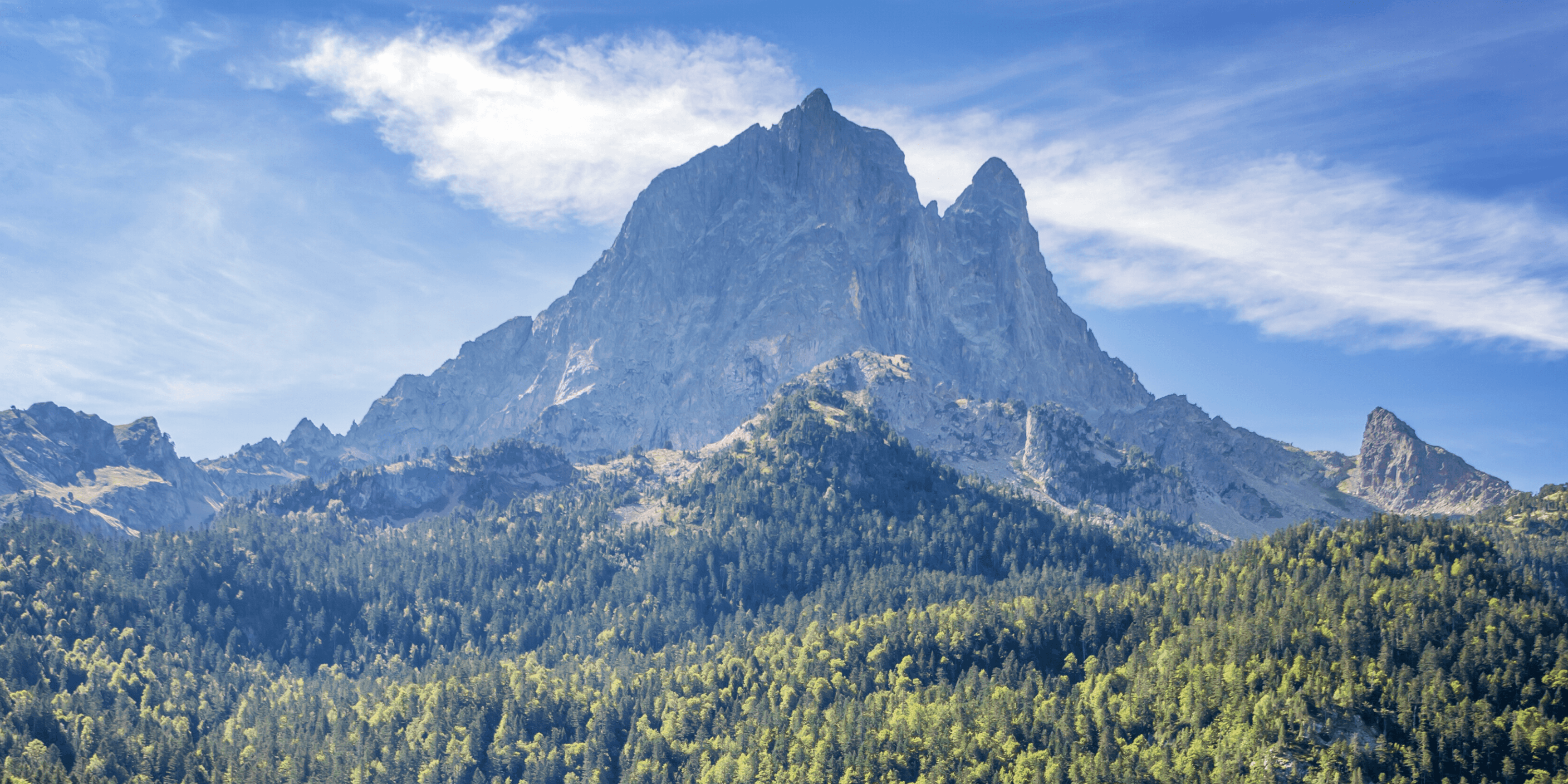 Le Pic du Midi d'Ossau depuis la route.