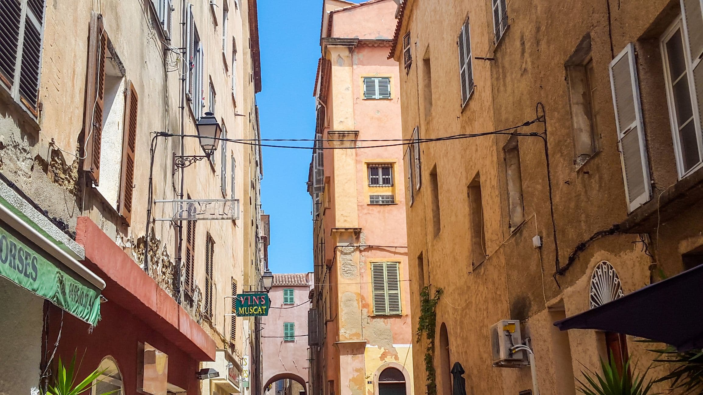 Les ruelles colorées de L'Ile Rousse ©Aurore Kervoern