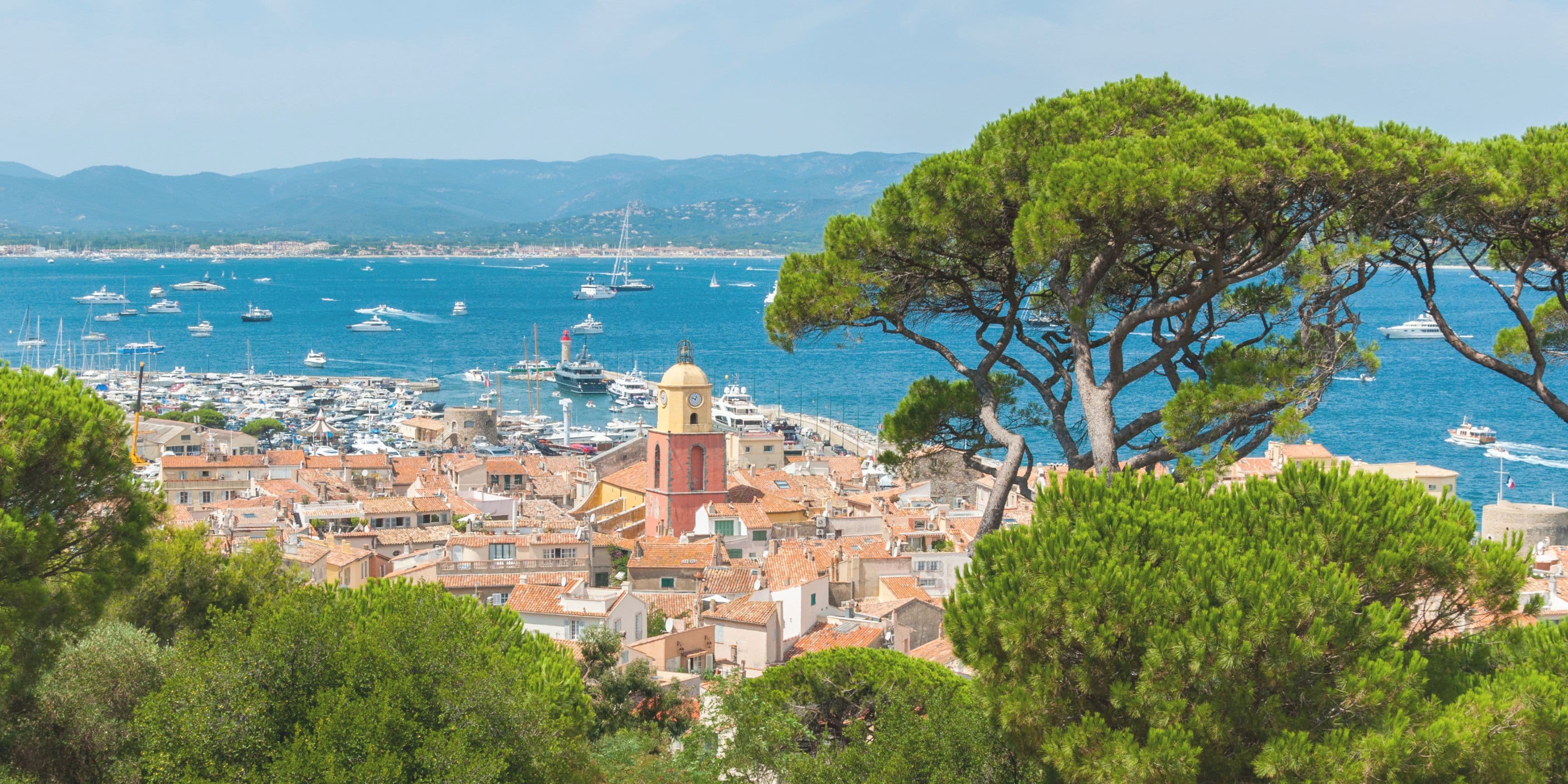 Vue sur la ville de Saint-Tropez.