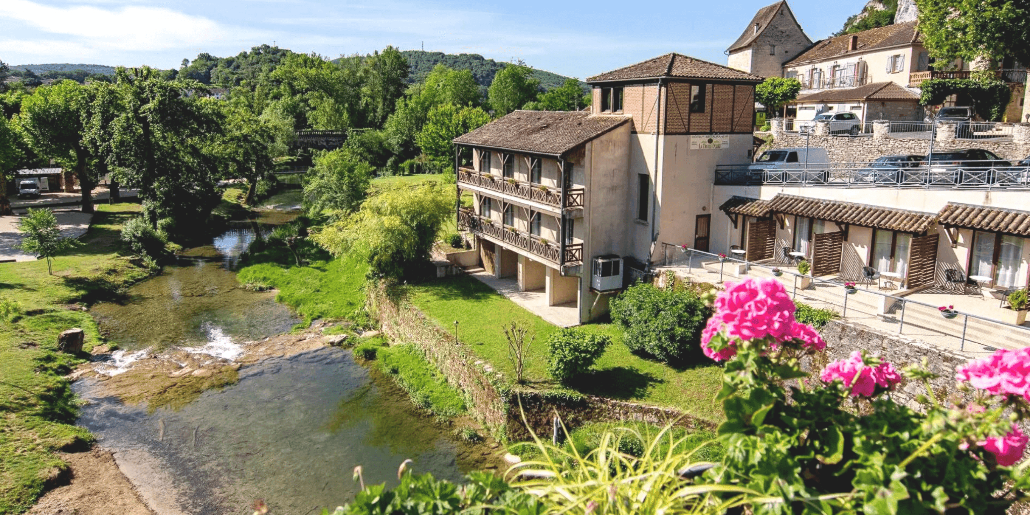 Un cadre magnifique pour une pause déjeuner paisible ! <b>©</b>L'hôtel de la Truite Dorée