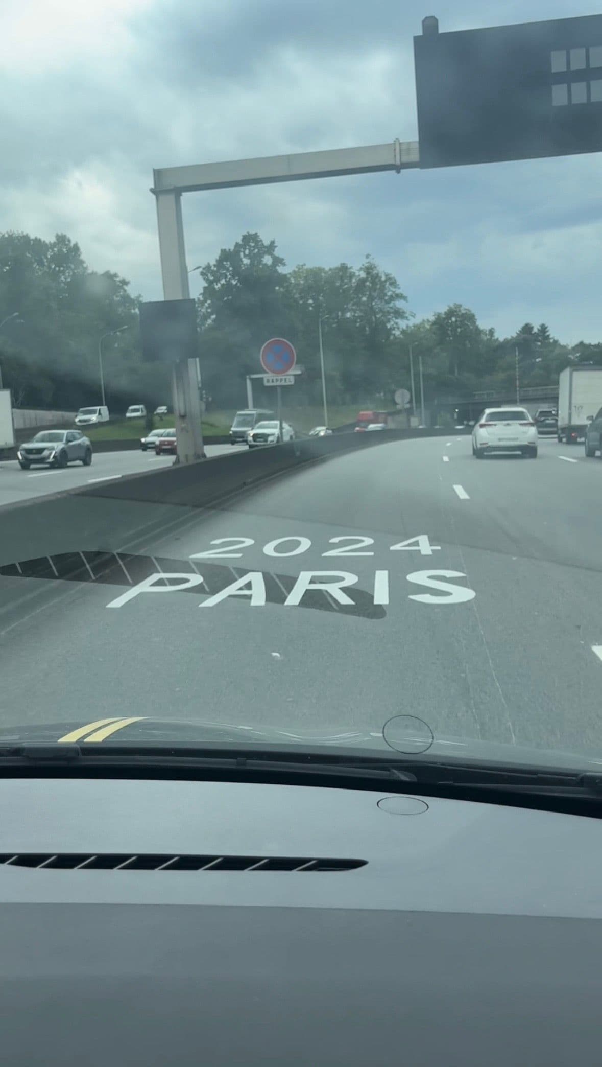 Pour savoir si une voie est une voie olympique, repérez les marquages au sol et la signalisation ! ©Roole